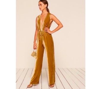Sexy yet classy jumpsuit - perfect for multiple occasions - only worn once !!